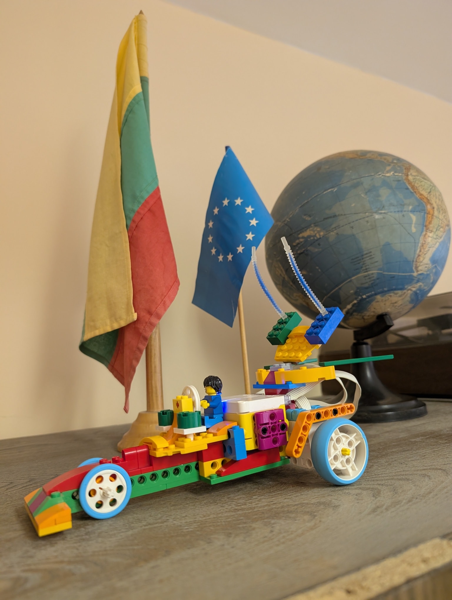 Vaikai konstruoja ir žaidžia su LEGO robotikos rinkiniais